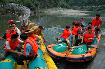 長(zhǎng)沙出發(fā)到黃龍洞、森林公園、猛洞河、天門山、鳳凰古城六日游