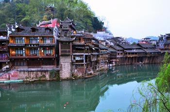  張家界國家森林公園、黃龍洞、鳳凰古城九景三晚四日游